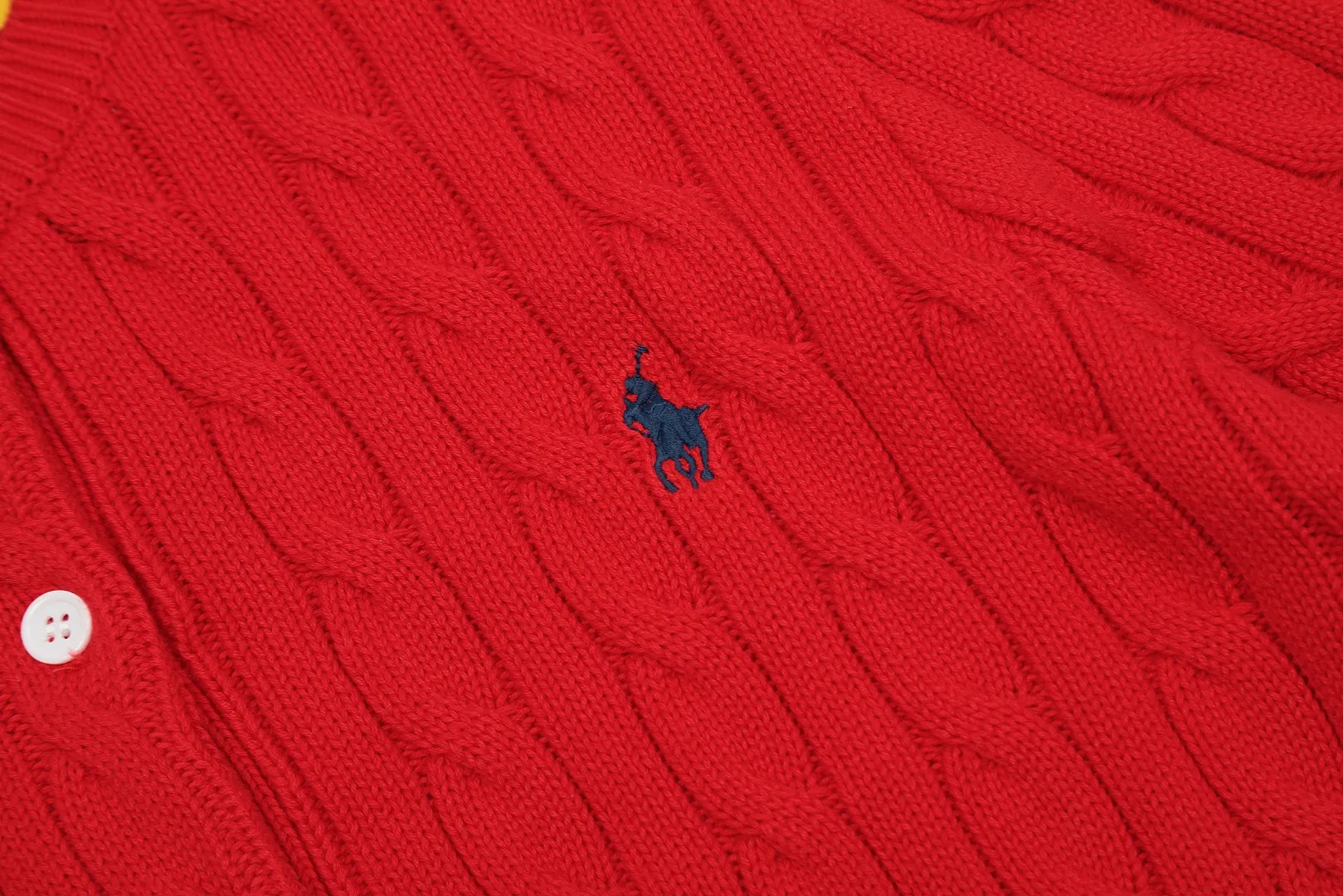 🅿️176 "Top quality" Style number: DS021# (not off the shelves all year round) [Ralph Lauren round neck cardigan solid color pony embroidered logo knitted short sleeves] ✅Ralph Lauren classic basic versatile all-season cardigan knitted short sleeves ✅Main supplier platform live broadcast Wholesale entities Replenish when out of stock Not off the shelves ✅ZP quality 1:1 version Scan the code to enter the GF website Counter quality ✅Details and quality are the only one in Guangzhou. Imported quality cotton yarn, focusing on high-end, cost-effective. Needless to say good quality. ✅The version is restored to the original order. The maximum size can be worn up to 160 pounds. Loose, comfortable and stress-free.